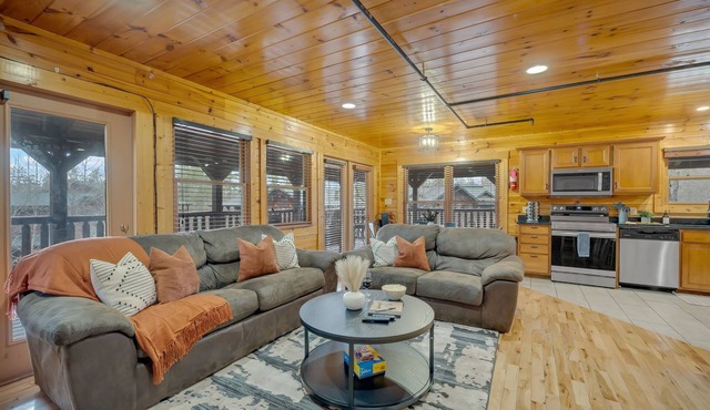Discount Attraction Tickets! Newly Updated + Host - Sleeps 18 - Close to DT