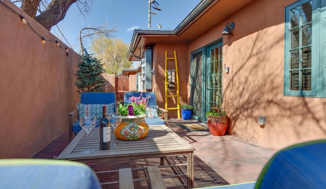 Discount for 7 days. Walk to Square! Near many Restaurants/music.Parking.Patio
