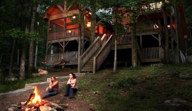 Discount September 28-30! Luxury River House, hot tub, kayaks, fire pit, dogs OK