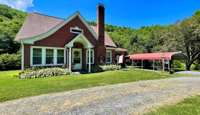 Discount Summer Stays! Cozy, Family Friendly Riverside Farmhouse on Acreage!