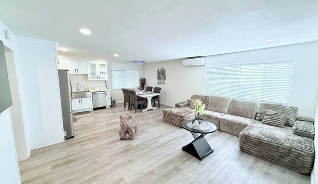 Discounted Large Upland 2 Master Bedrooms - Close To Airport, Convention Center