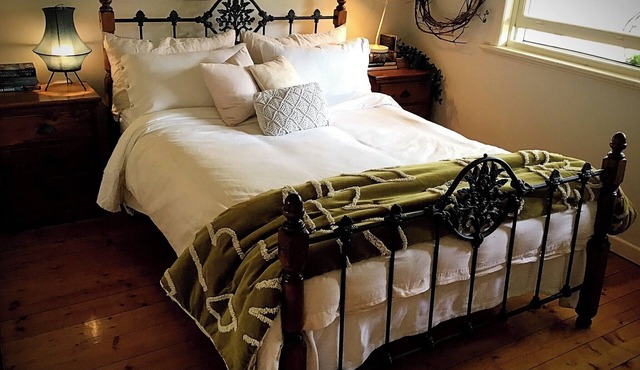 "Discounted Long Stays | Home Comfort in a 3-Bed Croydon/Kilsyth."