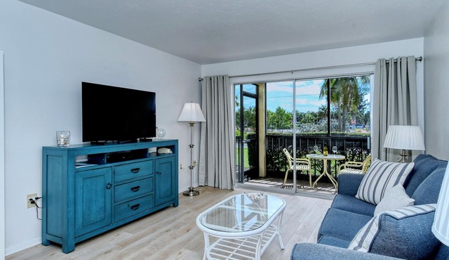 Discounted rates for gorgeous one bdrm directly across from beach, near village!