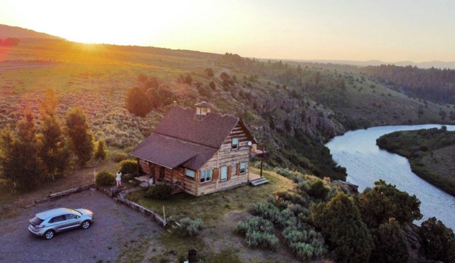 *DISCOUNTED RATES* KABINO: Lindas Perch On Bank of Henrys Fork Mtn Views Fishing 6+ acres WIFI