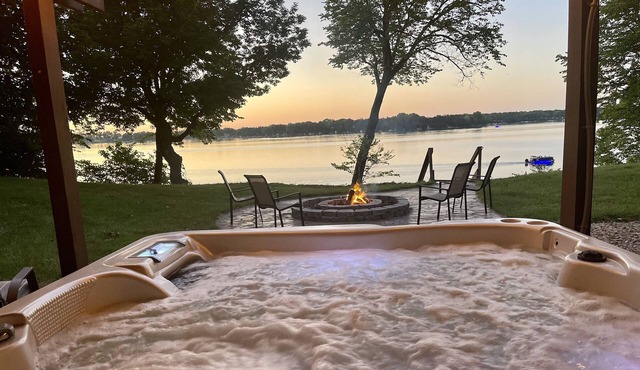 Discounted Rates! Lakefront Lodge- fish, kayak, swim, sauna, pet friendly.