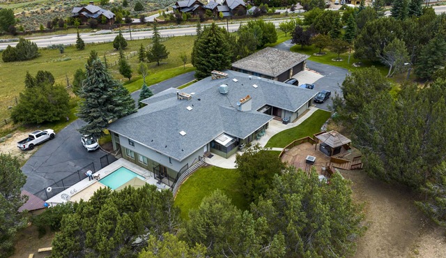 DISCOUNTED summer nights! Perfect for family reunions.Pickleball,Pool,Sleeps 50.