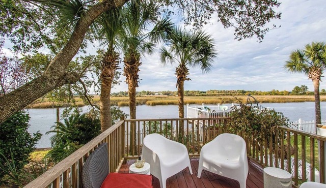 Discounted Waterfront Private Hot Tub Dock Deck AB