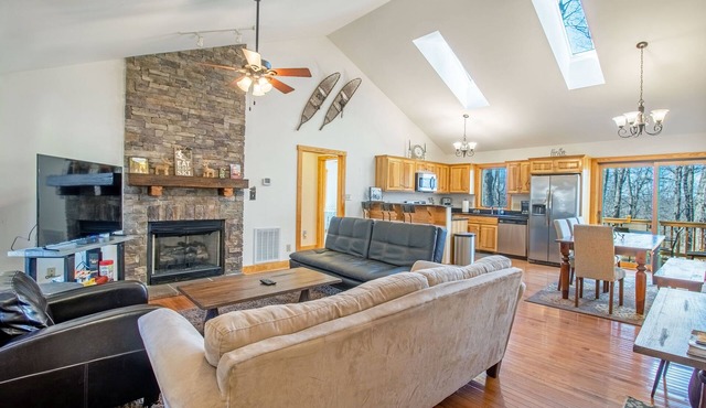 Discounts Avail! Theater Room, Fooseball, Firepit, Mountains!