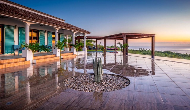 DISCOUNTS! Walk 2 BEACH. THEATERn5 Bedrooms/7 Bath. Heated Pool-Jacuzzi