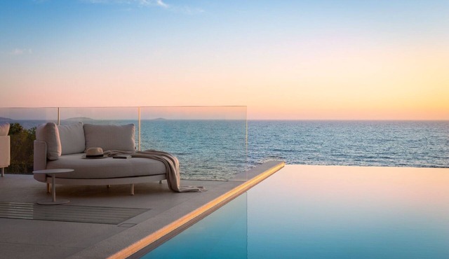 Discover a new level of luxury: A perfect blend of beachfront and comfort.