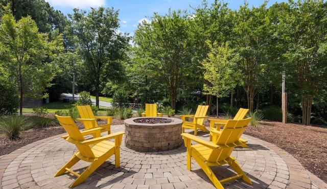Discover an inviting apartment, just 5 mins from UNC & Franklin St