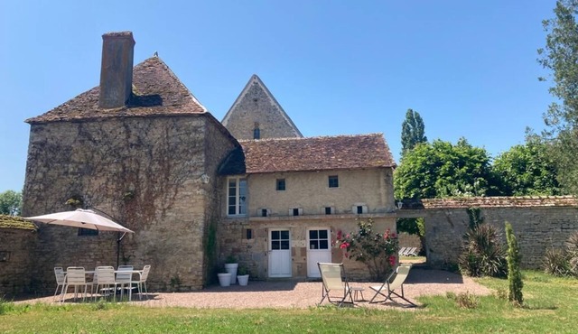 Discover castle life, rent the blue house!