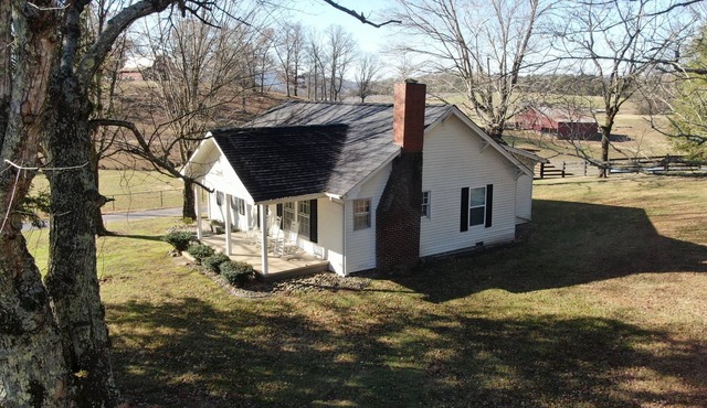 Discover Cherohala Skyway in just 6 mins! Cozy 3-bedroom retreat awaits.