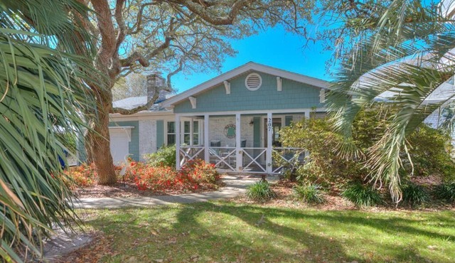 Discover Hidden Treasure in Oak Island: spacious 3-bedroom beach house close to ocean!