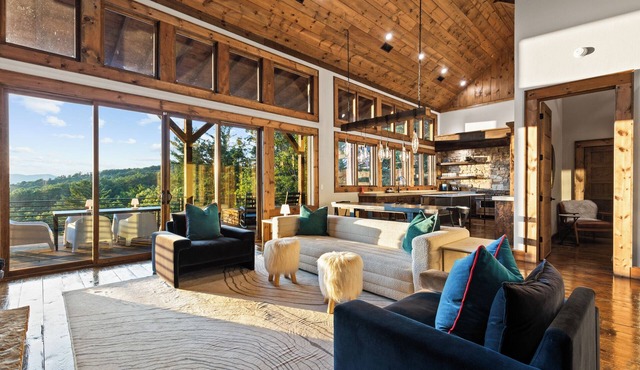 Discover High-End Rustic Luxury with Panoramic Views, Hot-Tub, Fire-Pit, Games