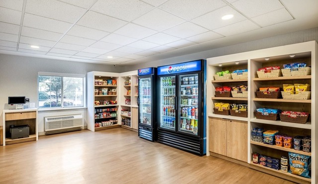 Discover J. Owen Grundy Park! Four Modern Units, Free Local Shuttle, Parking