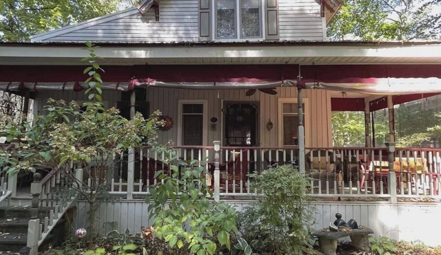 ​Discover Lake Magic: Private Wooded Oasis