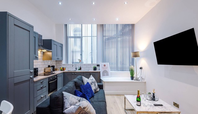 Discover Liverpool from our centrally located two bedrooms-apartment, just a 13-minute walk from Lime Street Station, 4-minute walk from James Street Station, and 4 minutes from Liverpool One. Enjoy a restful stay in our modern apartment.