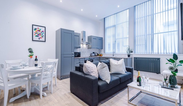 Discover Liverpool from our centrally located two bedrooms-apartment, just a 13-minute walk from Lime Street Station, 4-minute walk from James Street Station, and 4 minutes from Liverpool One.