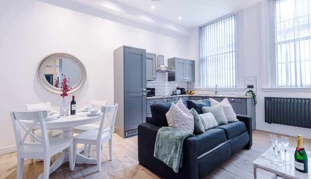 Discover Liverpool from our centrally located two bedrooms-apartment, just a 13-minute walk from Lime Street Station, 4-minute walk from James Street Station, and 4 minutes from Liverpool One.