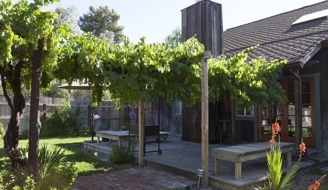 Discover Los Olivos charm, just steps to great restaurants and wine tasting.
