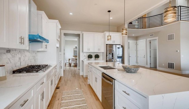 Discover Luxury & Serenity: Luxurious 5 -Bedroom Mountain Retreat