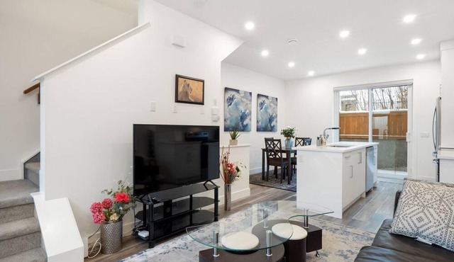 Discover Luxury With King Bed and Free Parking in Bridgeland