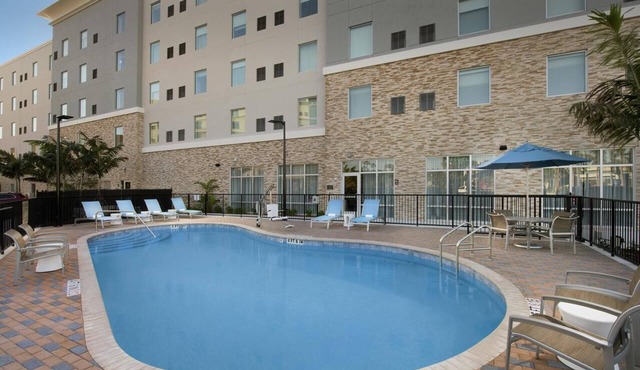 Discover Miami Elegance! Free Breakfast, Outdoor Pool, Pet-friendly!