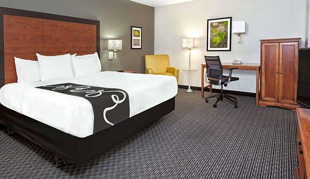 Discover More of San Antonio! 3 Pet-friendly Units, Free Bfast, Parking, Pool!