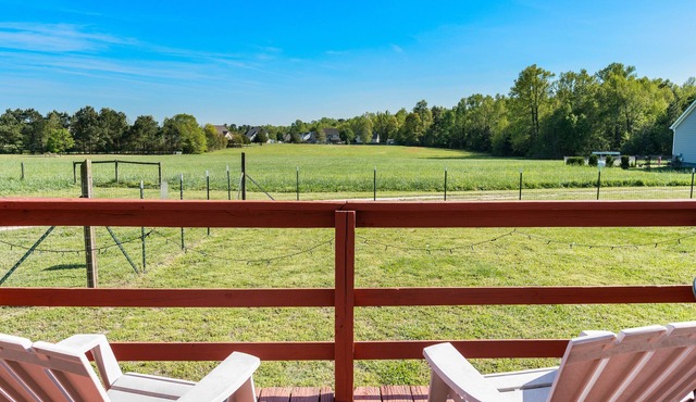 Discover NCSU in just 14 mins! Dog-friendly 2-bedroom Raleigh retreat