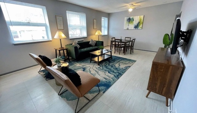 Discover Northside Chicago 2BR from Modern Apartment