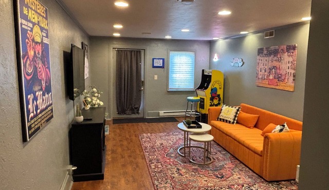 Discover Ohio charm near caverns - 7 min, “Friends” Joey & Chandlers apt