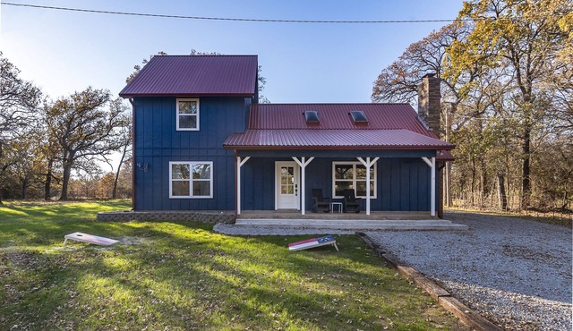 Discover relaxation in Marietta's cozy 3-bedroom cabin near WinStar
