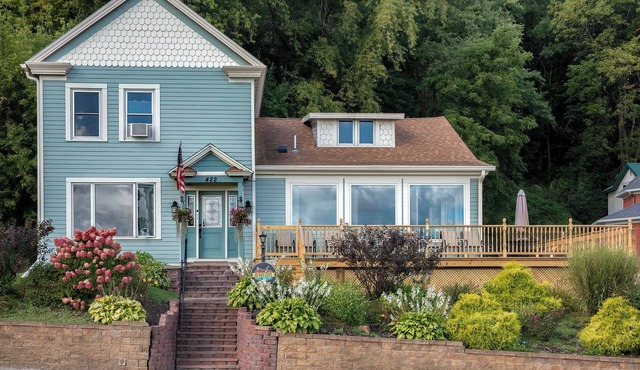 Discover ‘Riverview Radiance,' a 5BR Minneiska marvel where the Mississippi meets modern luxury. Perfect for large groups, this home boasts a fully-equipped kitchen, sprawling views, and a suite of entertainment options. Revel in comfort with plush