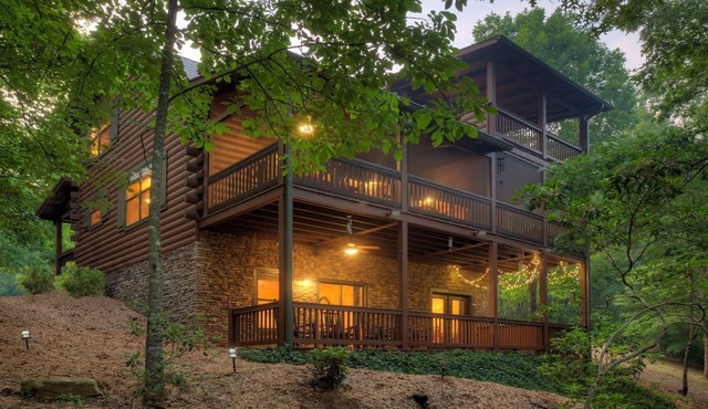 Discover Romantic, Private, Peaceful Log Cabin on Rushing Stream with hot tub