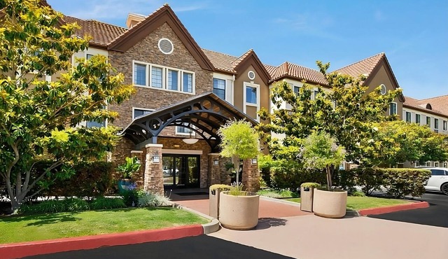 Discover San Diego: Comfortable Suites w/Pool, Breakfast & Pet-Friendly Stay!