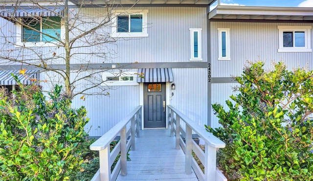 Discover the allure of Dana Point in this beautiful 1 bedroom unit that sleeps 4