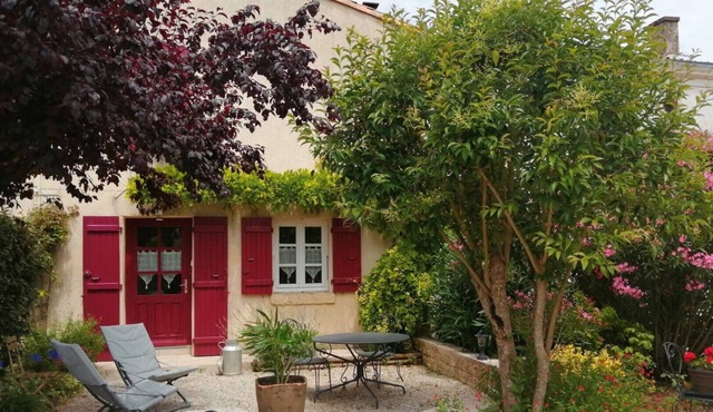 Discover the Beauty of Marais Poitevin – Gite Les Glycines, Coulon, Magné