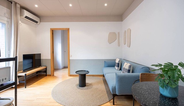 Discover the charm of Barceloneta in our cozy one-bedroom apartment, perfect for monthly stays. Ideal for professionals and couples, this space combines comfort and functionality with the unique appeal of being just steps away from the beach.