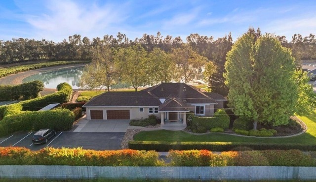 Discover the Lakeview Villa Escape