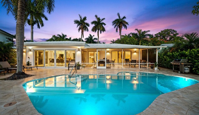 Discover The Martell House – A Stunning Modern Escape Overlooking the Tranquil River's Bend!