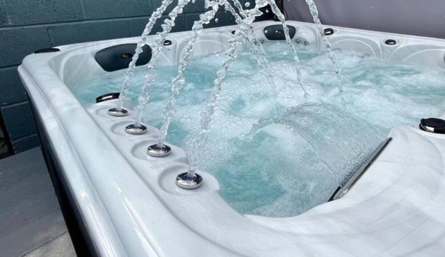 Discover the Ultimate Retreat, W/hot Tub, Unwind and Recharge-100mtr From Beach