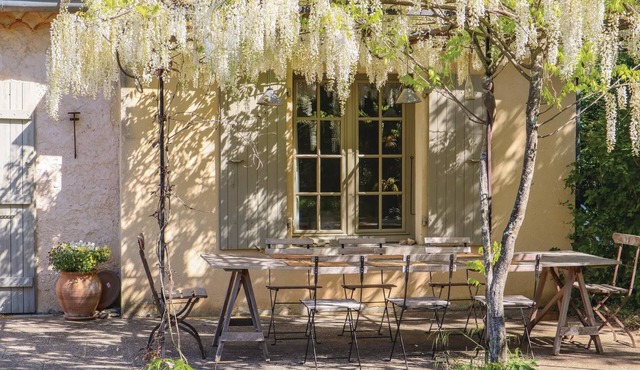 Discover this beautiful detached vacation home with private pool.