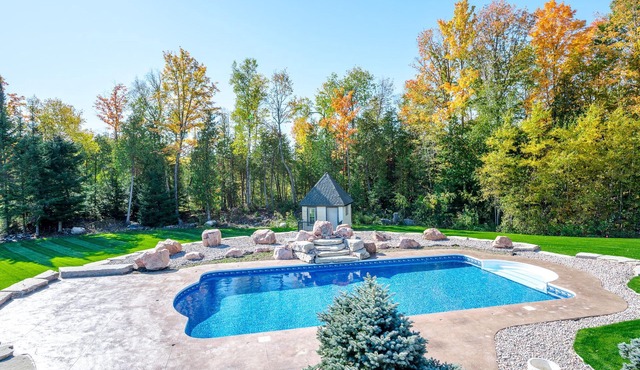 Discover Tranquility: Luxurious 7-Bedroom Lakeside Resort Home in Kawartha