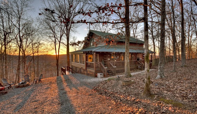 Discover Treetop Getaway -Pet-friendly retreat with panoramic mountain views, hot tub, firepit, fenced yard, WiFi, and a game-room