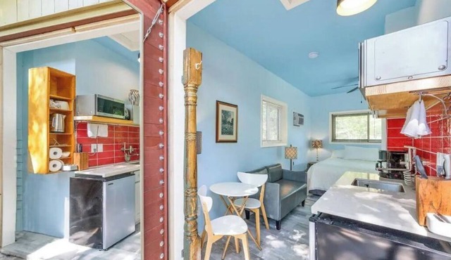 Discover UT Austin in just 6 mins! Cozy studio retreat awaits.