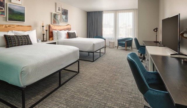 Discover Willamette Valley in Style – Bright Room with Unique Artistic Touches