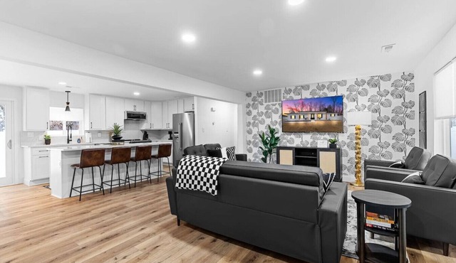 Discover, Winter SALE, Game RM, Hot Tub .5 Acres, 1blk to Family Arena