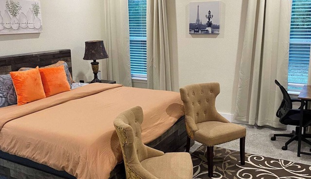 Discover your modern Fort Worth retreat near TCU & Downtown! This stylish home comfortably fits families or professionals. Features include a grand owner's suite with a spa-like bath and a fantastic outdoor patio. An ideal base for exploring the city