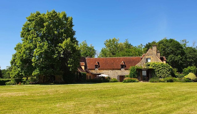 Discreet manor house for 13 guests (tennis/pool/cinema lounge/35-hour service)